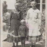Nógrádmegyer_3_Népviseletbe öltözött családtagok, 1930 körül_Verbói Tiborné.jpg