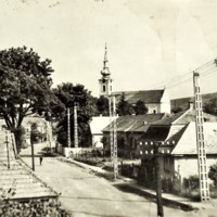 Nógrádmegyer_Utcarészlet a volt iskolával, templommal (a torony még eredeti formában) (2).jpg